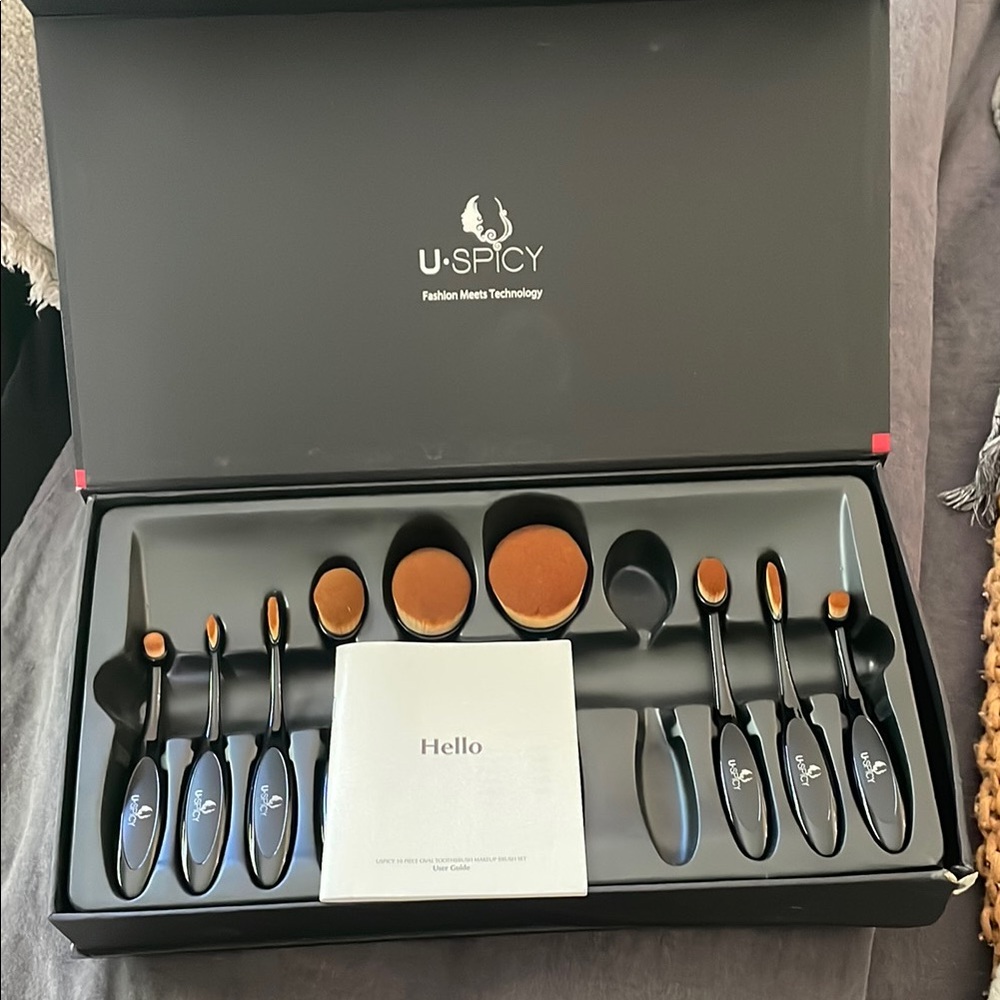 U-Spicy Oval Makeup Brush Set with Black Handles